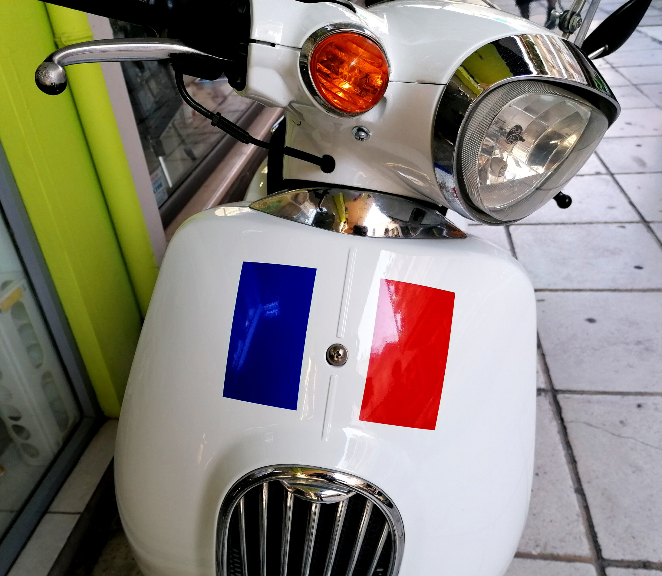 Αυτοκόλλητο γαλλικής σημαίας σε μηχανάκη